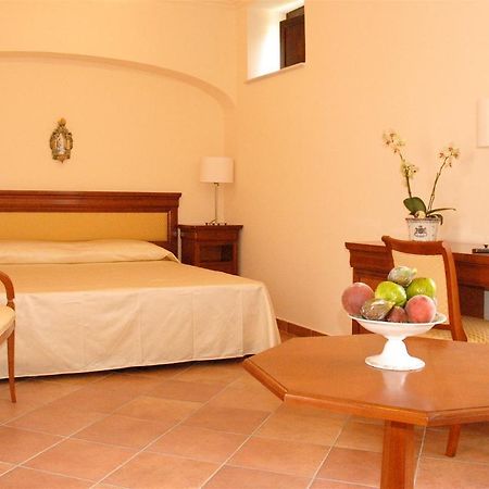 L' Antico Cortile Hotel Caserta Eksteriør billede