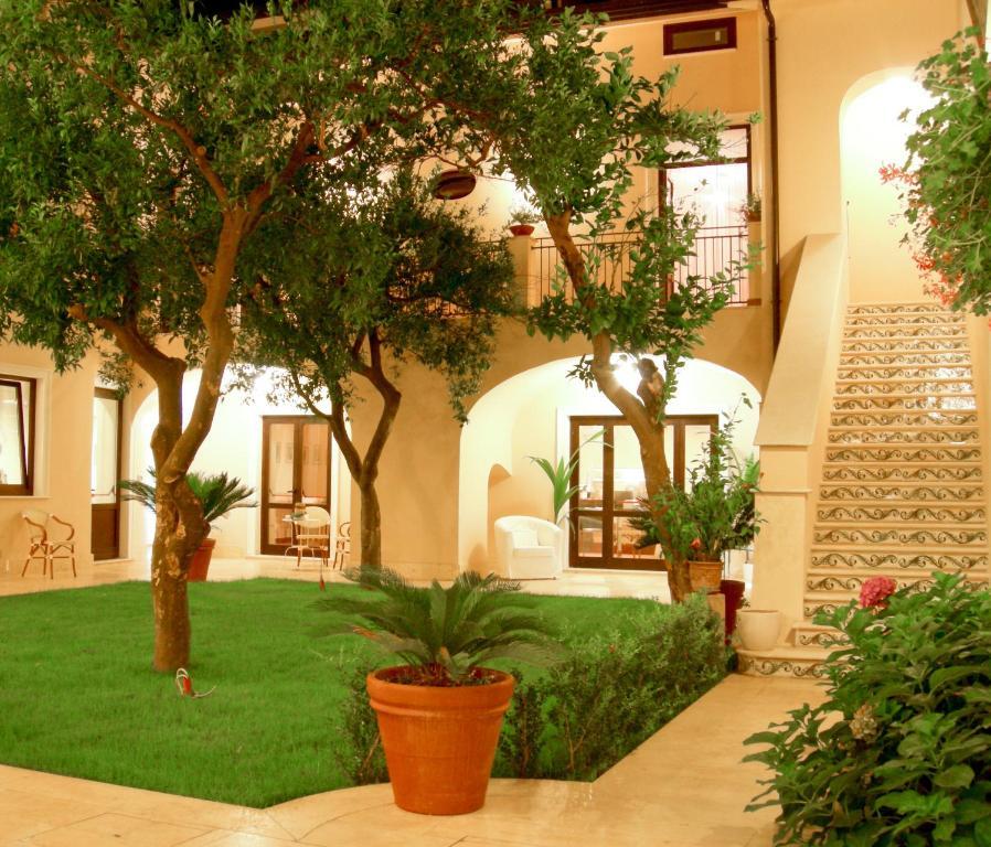 L' Antico Cortile Hotel Caserta Eksteriør billede